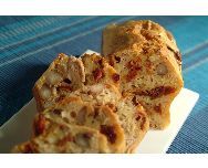Cake au thon,amandes et tomates confites