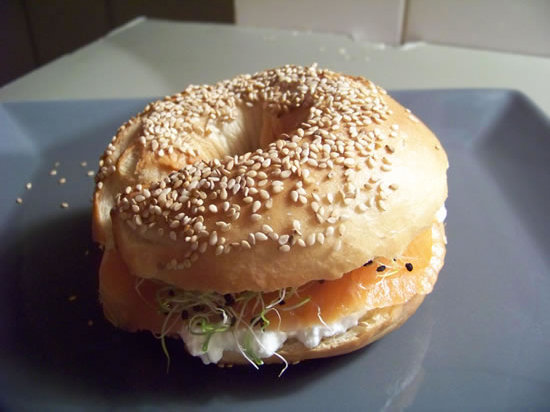 bagels au saumon fumé, chèvre frais et pousses de poireaux