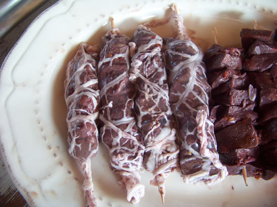 brochettes d’abats en crépine