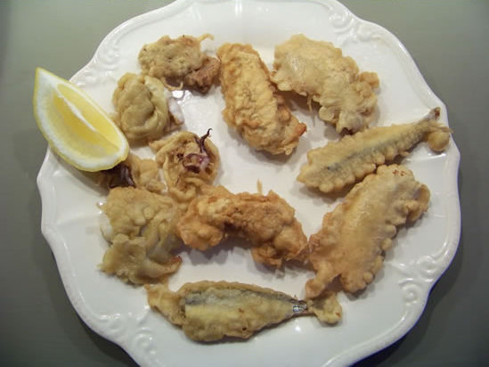 beignets de la mer : calamars, sardines et oeufs de poissons
