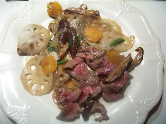boeuf mi-cuit aux champignons parfumés et autres légumes