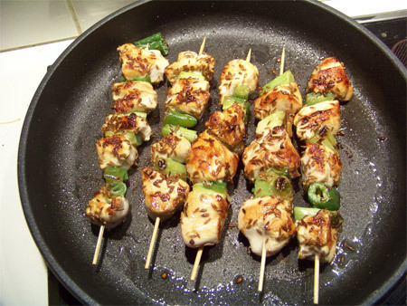 brochettes de poulet aux graines à roussir et sa sauce