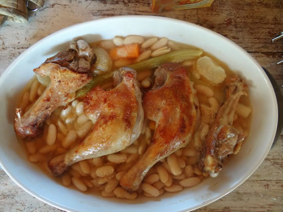 Cuisses de canard aux haricots blancs et légumes