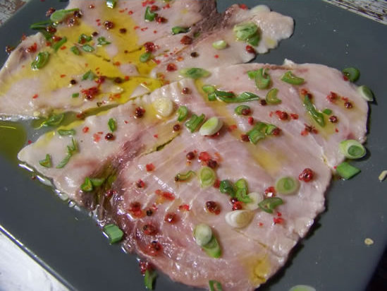 carpaccio d’espadon aux baies roses
