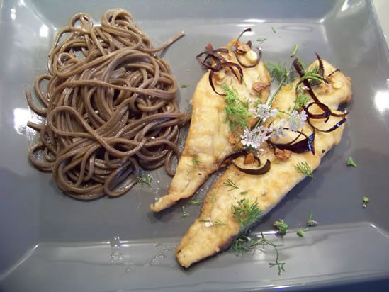Filets de poisson dorés à l’ail, piment ,coriandre et citron vert