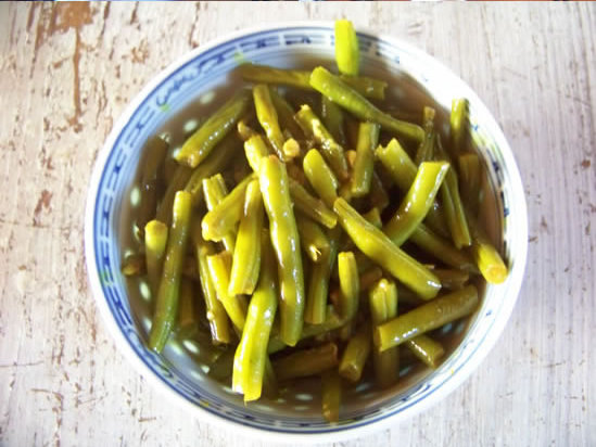 Haricots verts au curcuma, façon achards