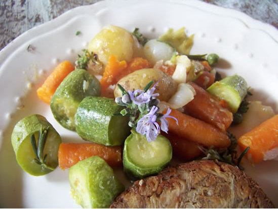 Légumes nouveaux aux fleurs aromatiques