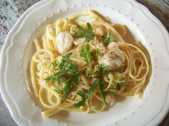 Linguine aux joues de loup, crevettes et roquette