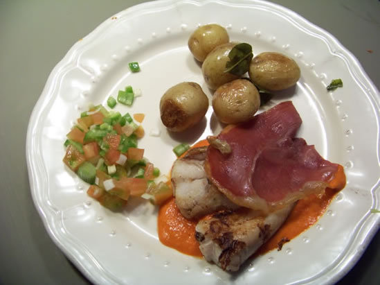 lotte à la plancha au serrano et coulis de piquillos
