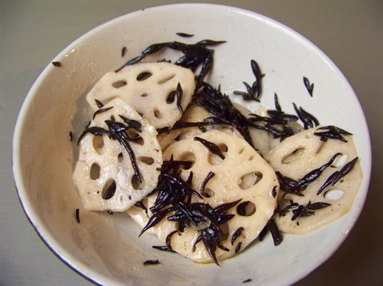 salade aux racines de lotus et algues japonaises