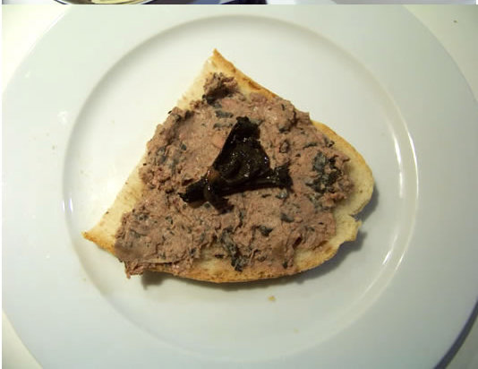crostinis à la mousse de foie de volaille et trompettes de la mort