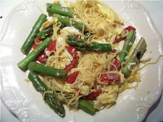 Oeufs brouillés aux asperges et poivrons grillés – la recette