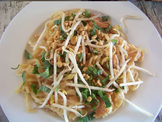 Pad thaï au poulet – nouilles sautées au poulet à la Thaïlandaise