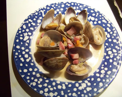 palourdes aux lardons, coriandre et petits légumes