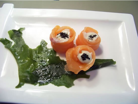 saumon cru – un sashimi facile imitant des boutons de roses