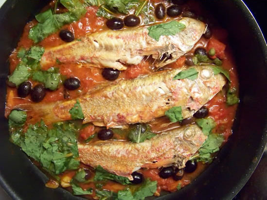 rougets à la tomate, olives et roquette