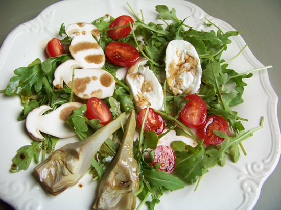 salade d’automne aux cèpes et artichauts crus avec lde la mozzarelle