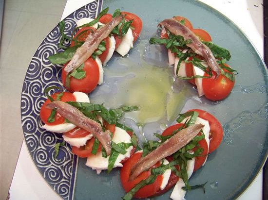 salade de tomates, mozzarella, basilic, et anchois