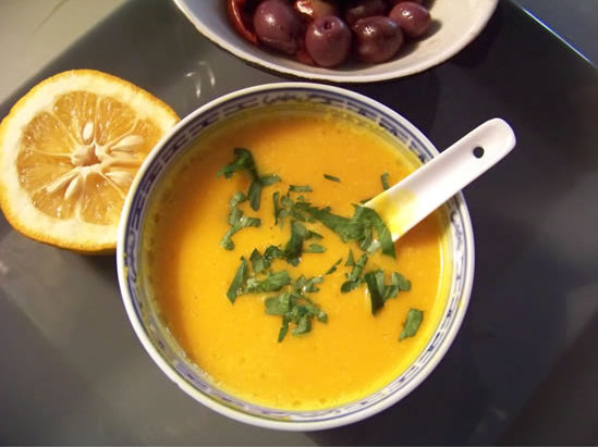 soupe de courge à l’orange amère et olives violettes