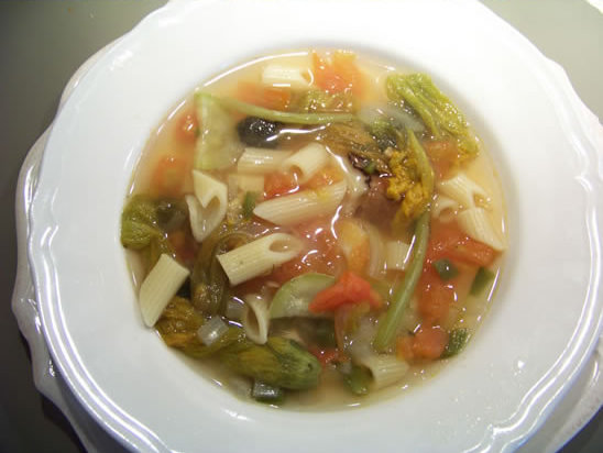 soupe de légumes aux fleurs de courgette