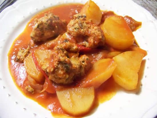 tajine de boulettes de sardines aux pommes de terre, sauce rouge