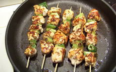 recette de brochettes de poulet aux graines à roussir et sa sauce