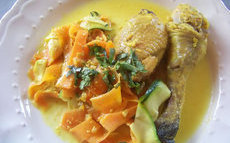recette de curry de poulet à la cardamome et aux pistaches, tagliatelles de légumes