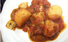 recette de morue à la tomate, pommes de terre et basilic