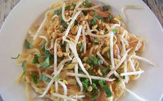 recette de Pad thaï au poulet – nouilles sautées au poulet à la Thaïlandaise