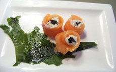 recette de saumon cru – un sashimi facile imitant des boutons de roses