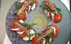 recette de salade de tomates, mozzarella, basilic, et anchois