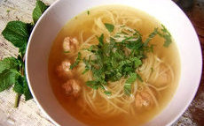 recette de Soupe de nouilles asiatique aux boulettes