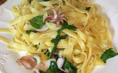 recette de tagliatelles aux seiches, roquette et ail nouveau