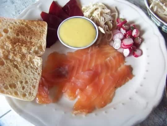 Saumon mariné à l'anetf accompagné d'une sauce et de crudités