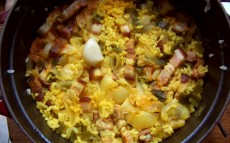 riz jaune au lard et oignons de printemps