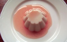 blanc-manger à l'amande, sirop à la rose