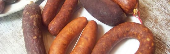 sur la photo, de haut en bas et de gauche à droite : soubressade de patanegra, boutifar (gros boudin avec de la tête de porc), soubressade mahonnaise (je n'ai pas résisté à en goûter un bout avant la photo). En dessous, du saucisson de patanegra, soubressade douce et chorizon.