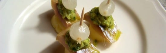 Pincho hareng fumé, pomme de terre, oignon au vinaigre, sauce verte à l'Huile d'Olive d'Espagne
