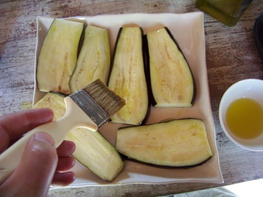 On huile les tranches d'aubergine avec un pinceau