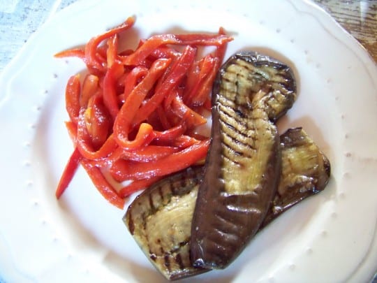 On peut ensuite servir ce délicieux antipasti d'au bergines seul ou avec par exemple des poivrons grillés ou d'autres légumes