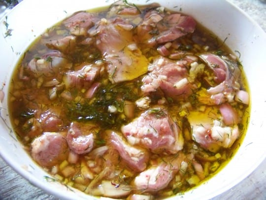 chachliks : la viande en train de mariner
