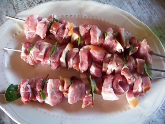brochettes d'échine et poitrine fumée au laurier