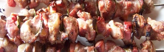 brochettes d'échine, poitrine fumée et lardons