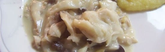Recette de morue aux oignons, avec olives, pignons et raisins secs