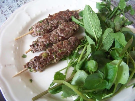 On peut faire cuire les kefta à la poêle, au grill ou au barbecue, voire à la plancha