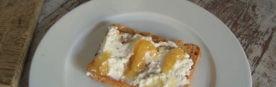 bruschetta au chèvre frais et miel de coriandre