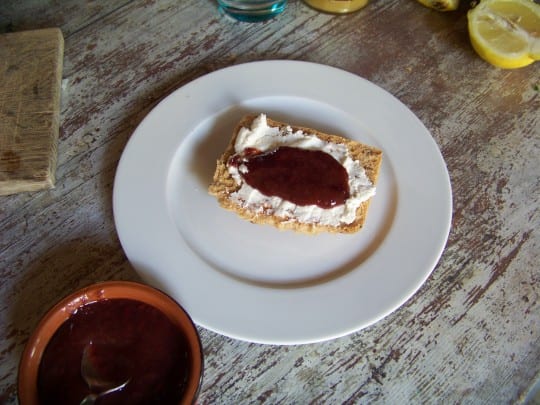 bruschetta au chèvre frais et sauce aux prunes