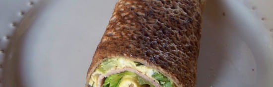 rouleau de galette à l'omelette, jambon et salade