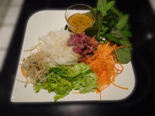 pâtes sautées, crudités, boeuf sauté et sauce spéciale !