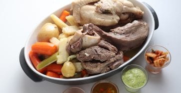 bollito misto, pot au feu italien avec du boeuf, de la langue et de la poule